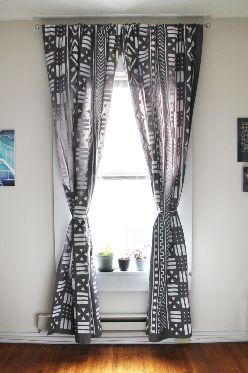 If you love mud cloth but don't love shelling out the big bucks to buy it, why not DIY it?