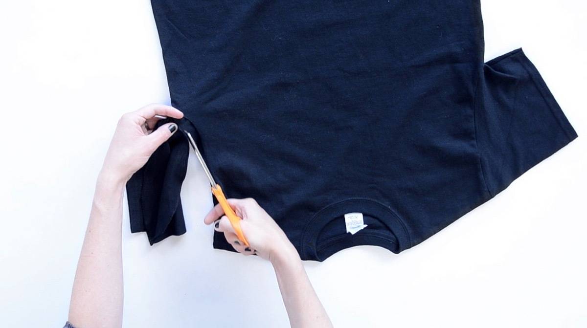 How to transform a regular t-shirt into a muscle tee shirt