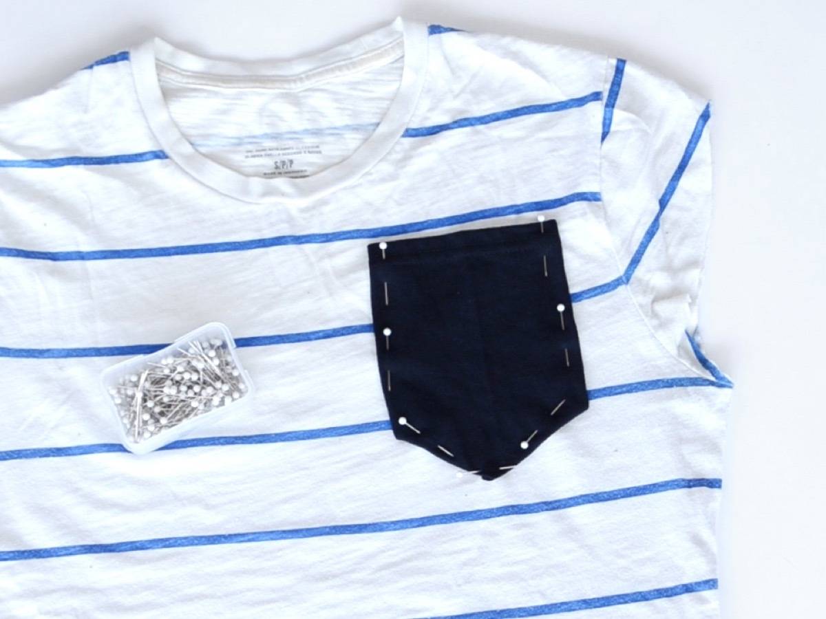 How to transform a regular t-shirt into a crop top with a pocket