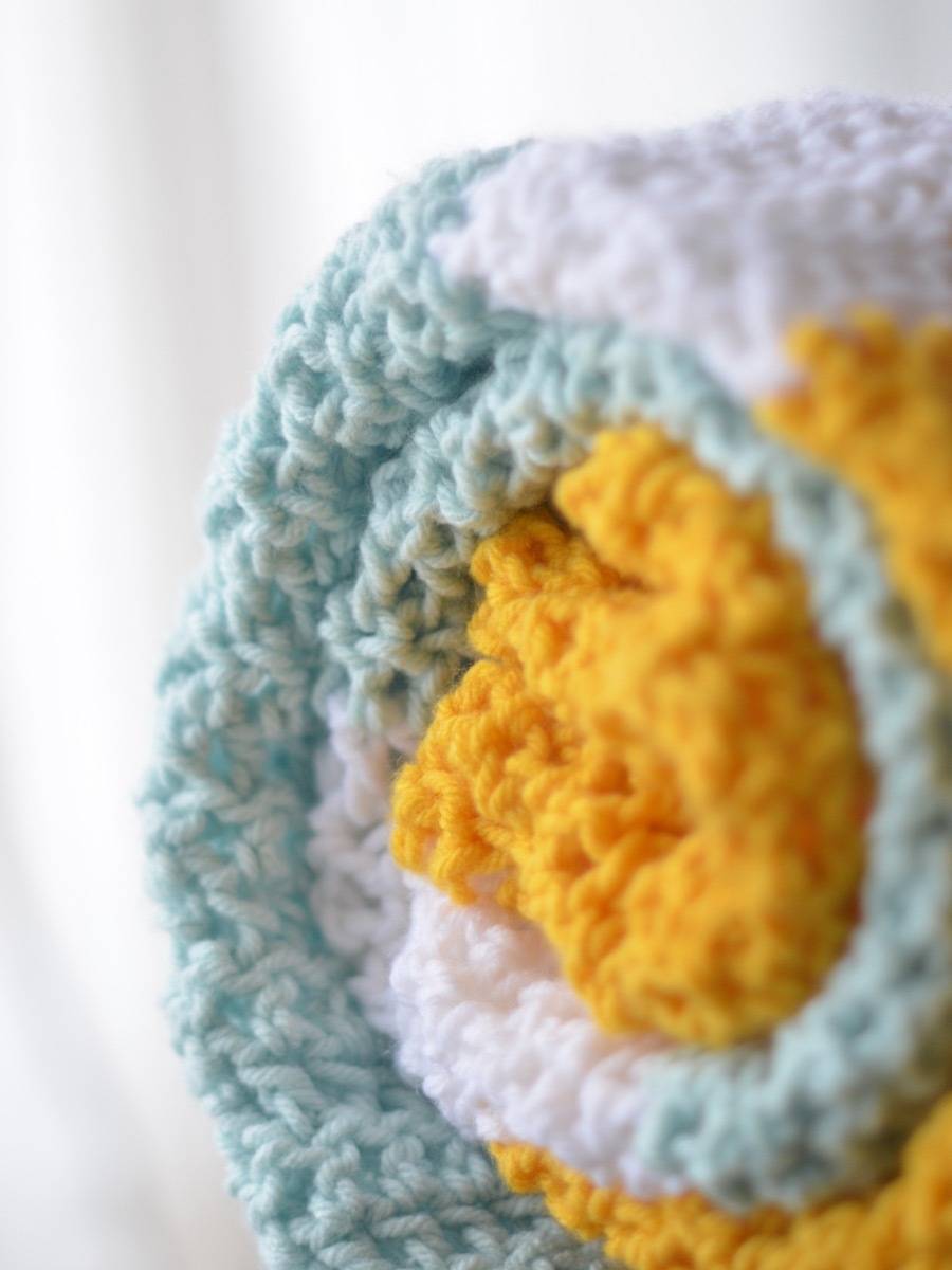 Gender-neutral crochet baby blanket | Free pattern included