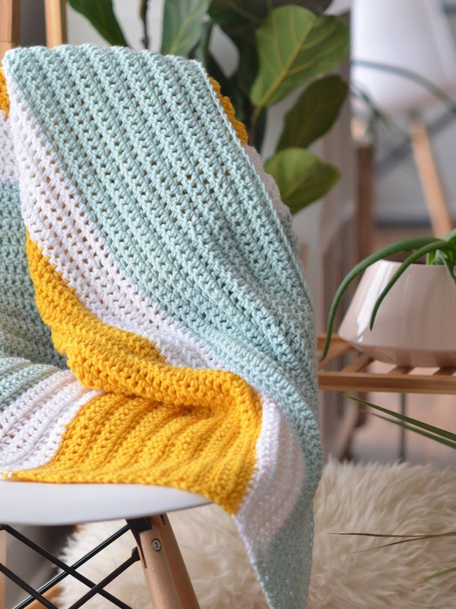 How to crochet a simple but sweet baby blanket using three colors