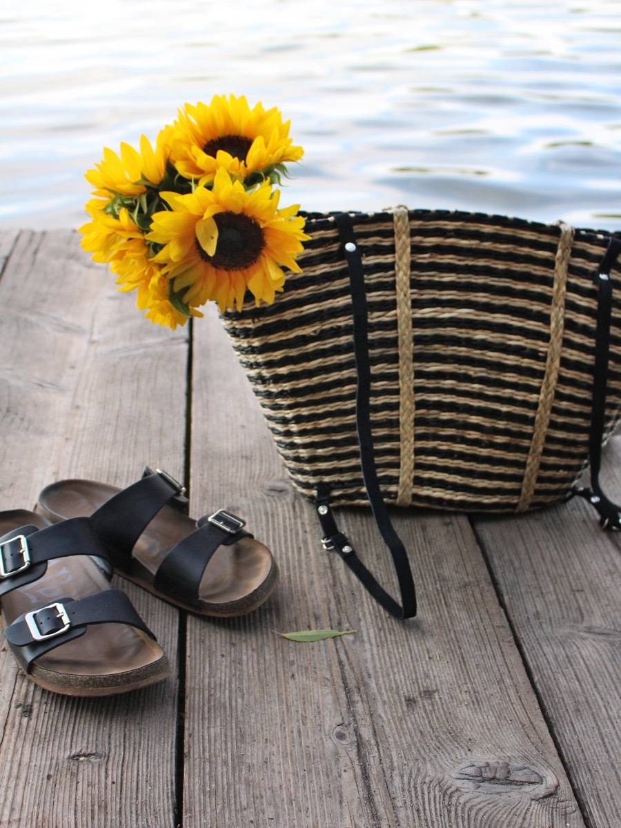 How to transform a straw tote bag into a cute little backpack - perfect for picnics