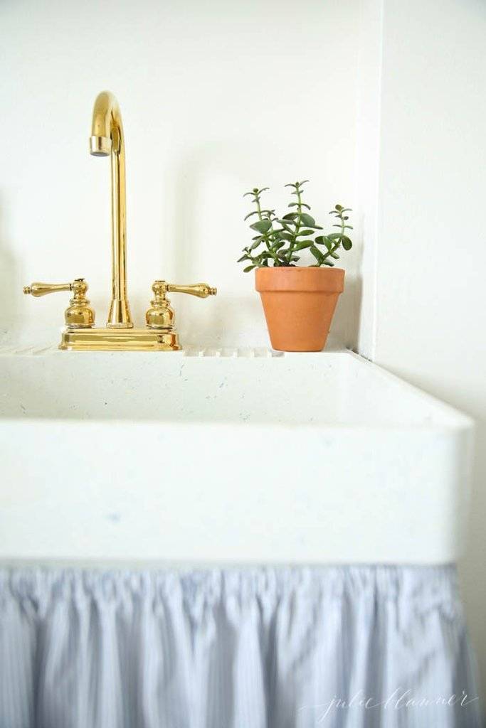 10 Gorgeous Bathroom-Friendly Plants (With Pictures!)