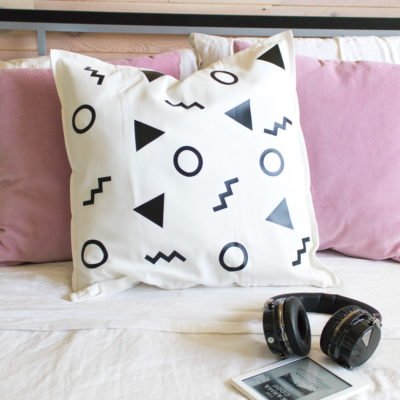 Pillows, headphone and mini note on bed.