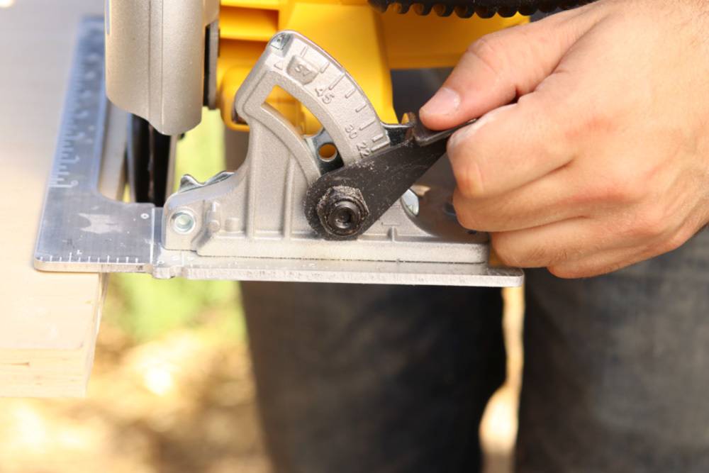 How to Use a Circular Saw: Adjusting the Blade