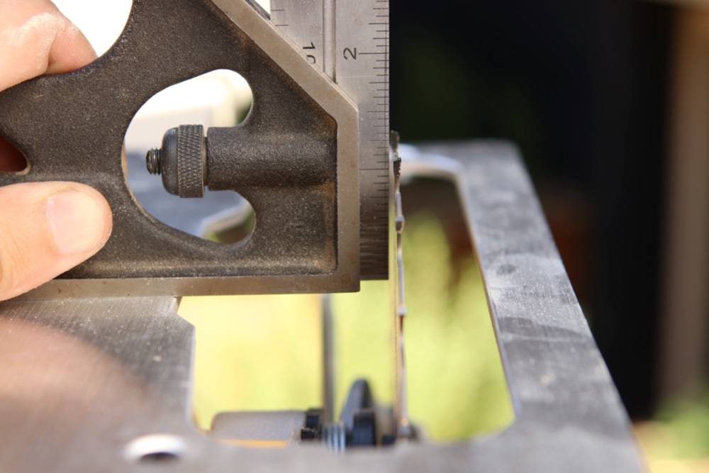 How to Use a Circular Saw: Checking the Angle of the Blade