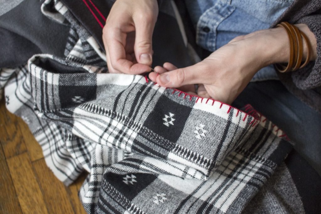 DIY Flannel Throw Autumn = Time to Cuddle Up in a Blanket