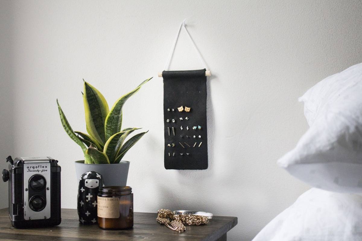 Minimal stud earring organizer