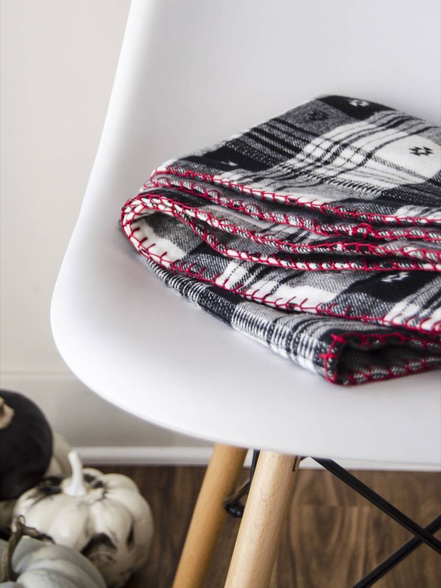 How to make a flannel blanket (makes for a thoughtful gift)