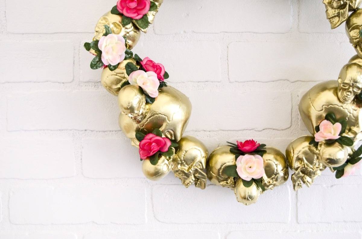 How to make a sweet gold wreath of skulls