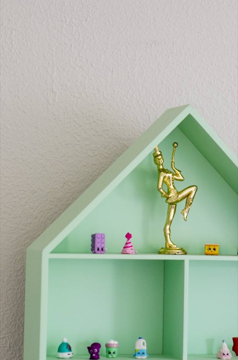 girl's room bookshelf