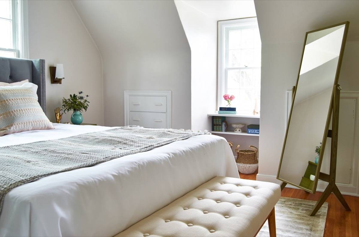 End of bed bench with stand up mirror