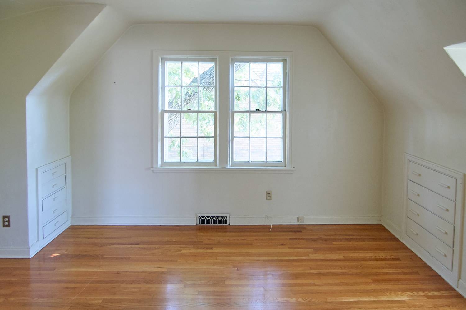 Bedroom - before makeover