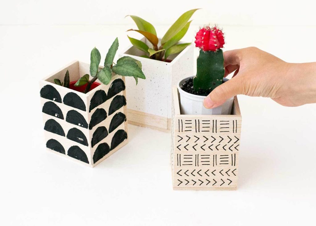 Make These! An Easy Way to Give Old Plant Pots a Facelift Curbly