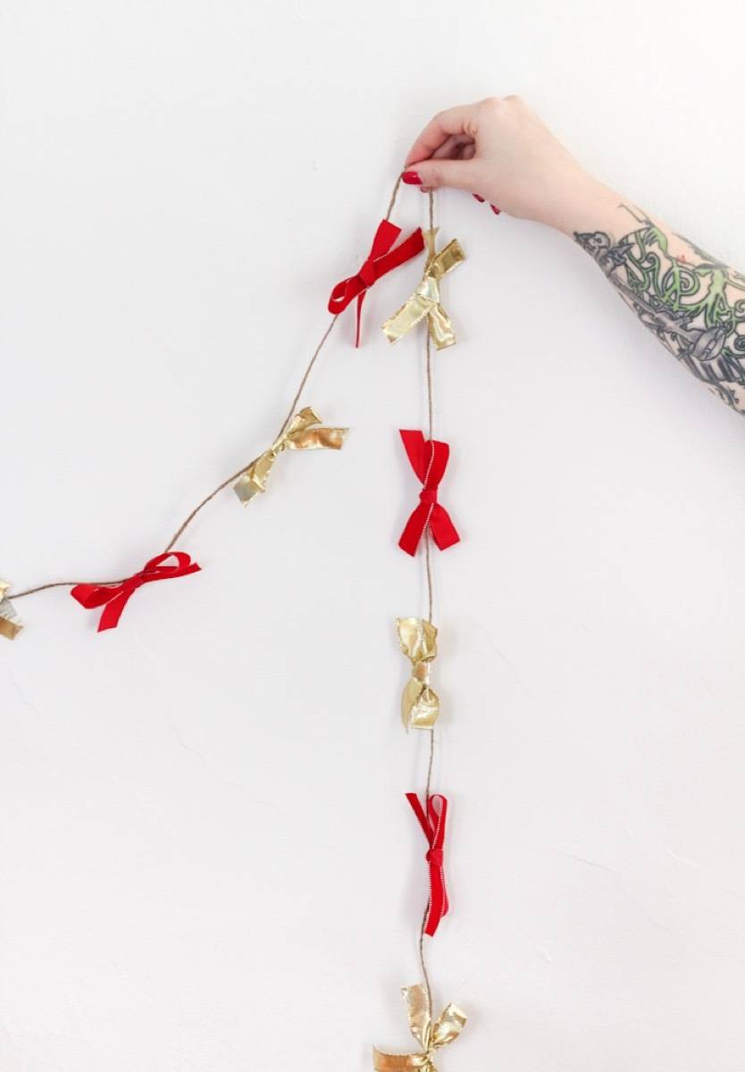 81 Stylish Christmas Decor Ideas You Can DIY | Bow banner