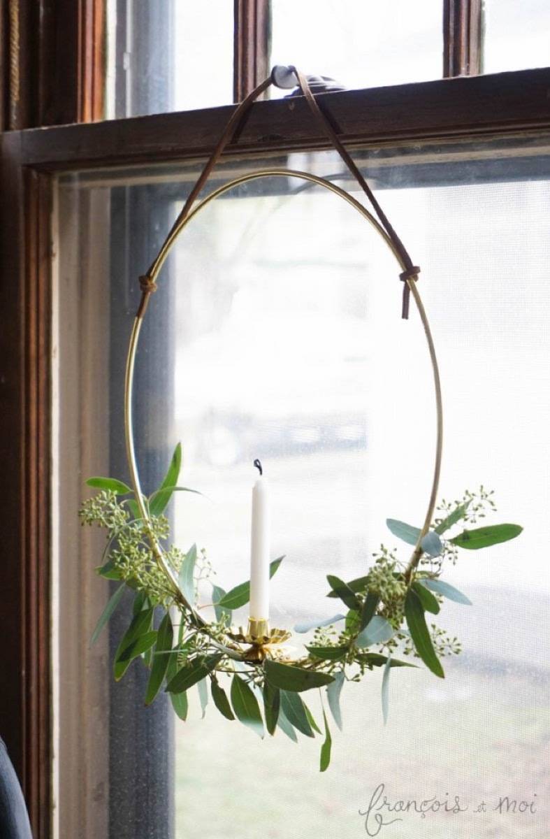 81 Stylish Christmas Decor Ideas You Can DIY | Candle wreath