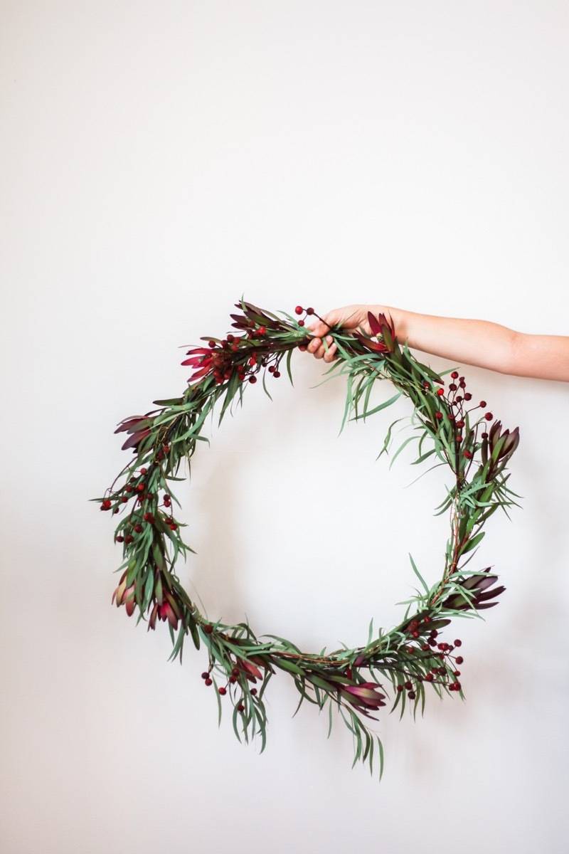 81 Stylish Christmas Decor Ideas You Can DIY | Classic wreath