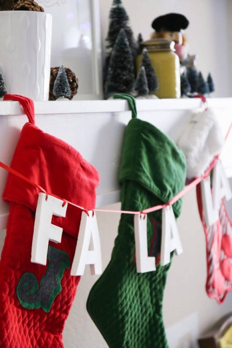 81 Stylish Christmas Decor Ideas You Can DIY | Fa la la garland