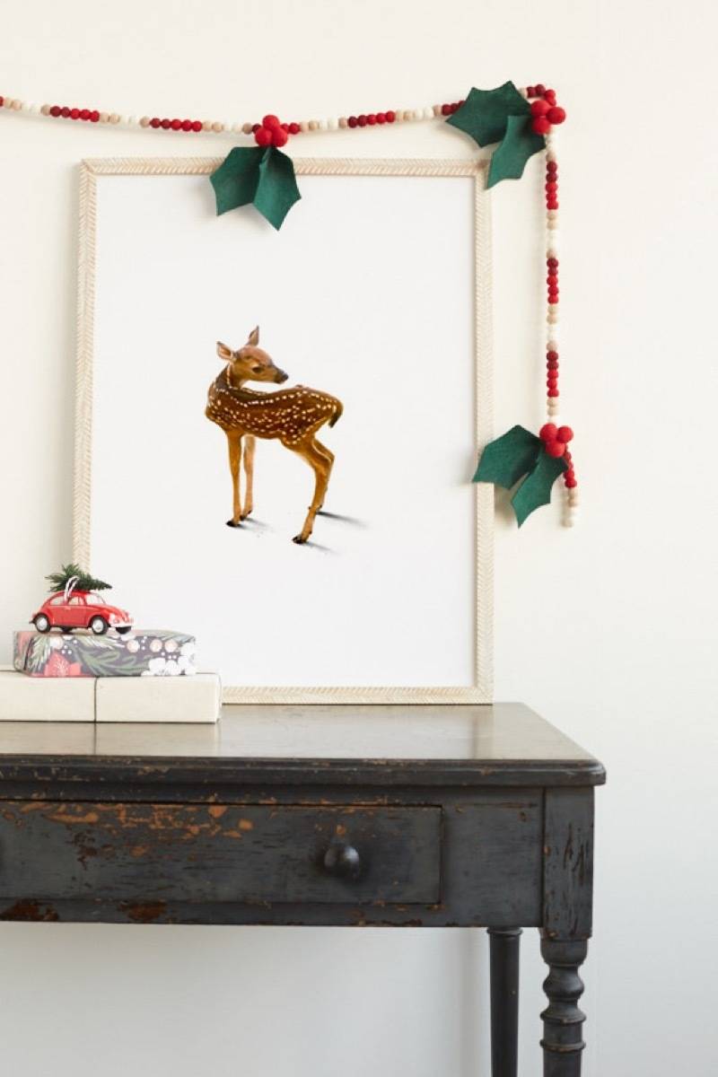 81 Stylish Christmas Decor Ideas You Can DIY | Holly garland