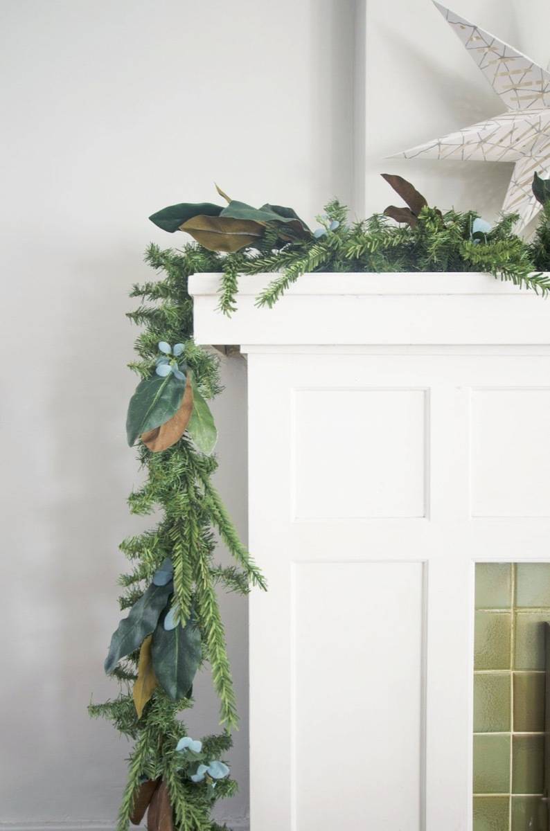 81 Stylish Christmas Decor Ideas You Can DIY | Spruce up fake garlands