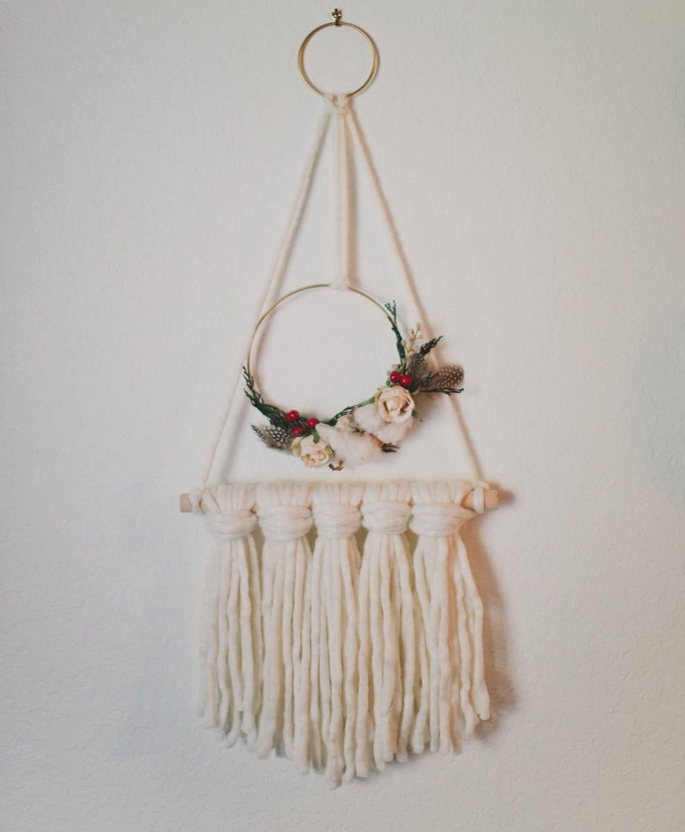 81 Stylish Christmas Decor Ideas You Can DIY | Yarn wall hanging