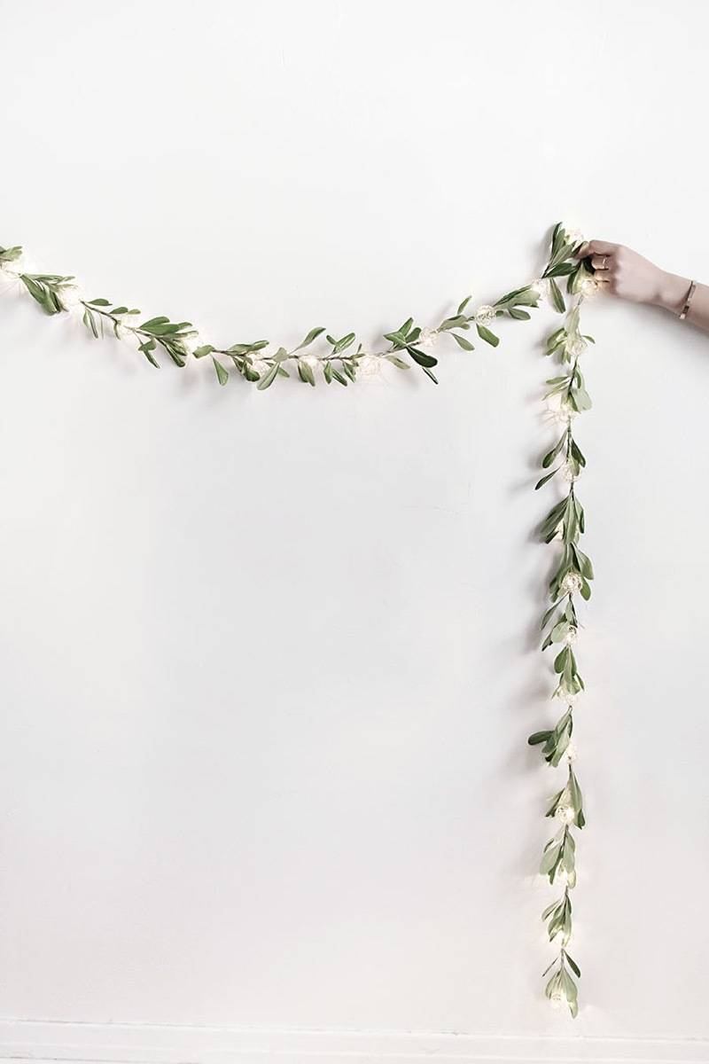 81 Stylish Christmas Decor Ideas You Can DIY | Illuminated garland