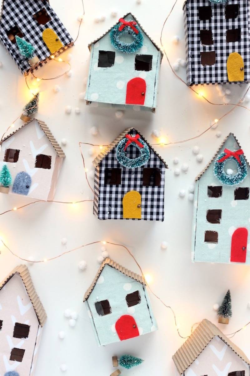 81 Stylish Christmas Decor Ideas You Can DIY | Mini houses on a string
