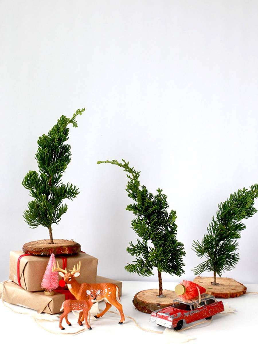 81 Stylish Christmas Decor Ideas You Can DIY | Tiny trees made from scraps