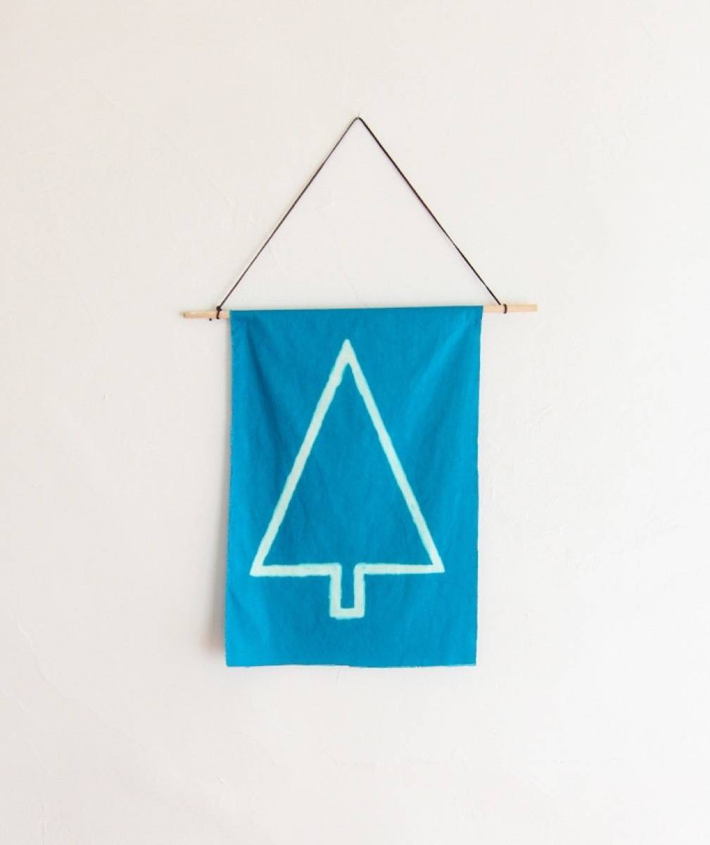 81 Stylish Christmas Decor Ideas You Can DIY | Minimal wall hanging