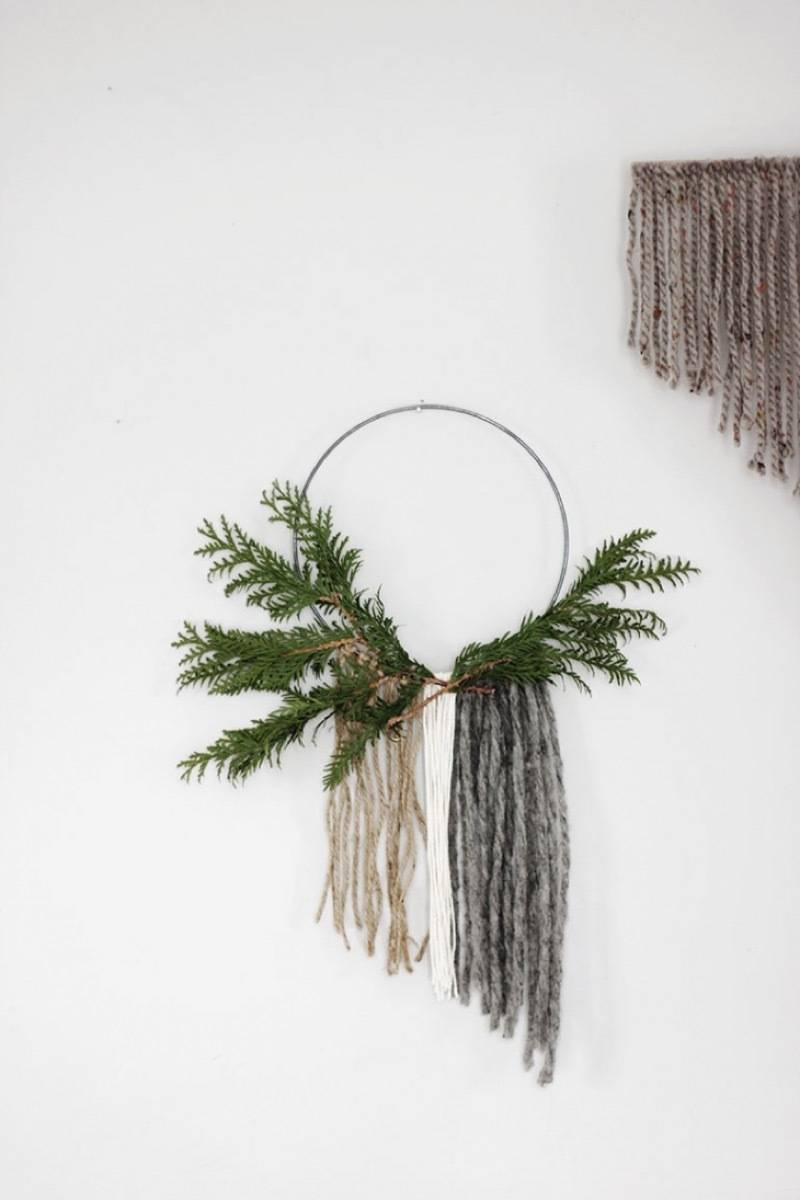 81 Stylish Christmas Decor Ideas You Can DIY | Minimal yarn wreath