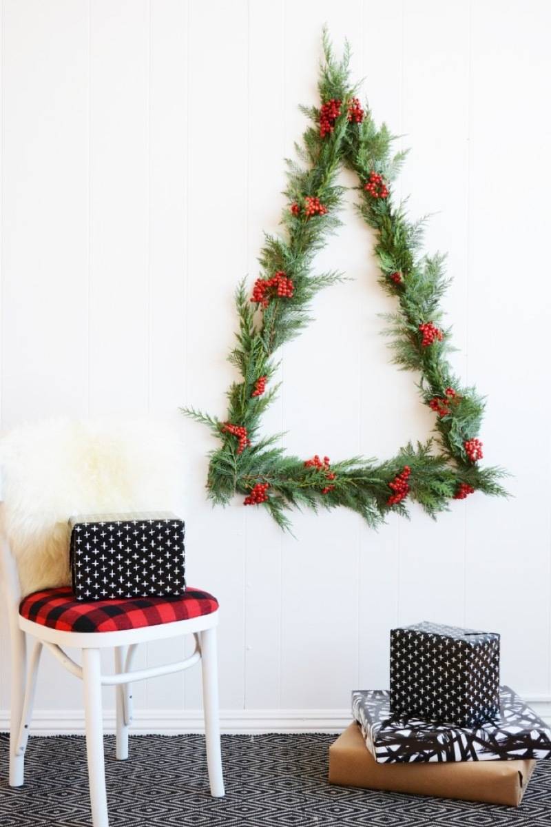 81 Stylish Christmas Decor Ideas You Can DIY | Minimal triangular tree