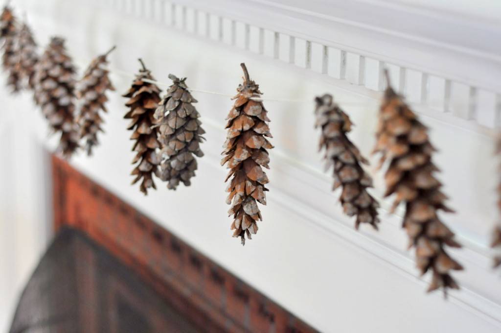 81 Stylish Christmas Decor Ideas You Can DIY | Pinecone garland