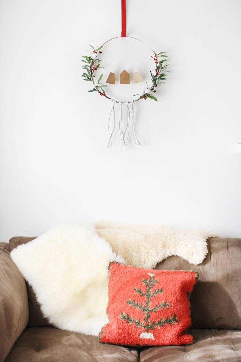 81 Stylish Christmas Decor Ideas You Can DIY | Scandinavian wreath