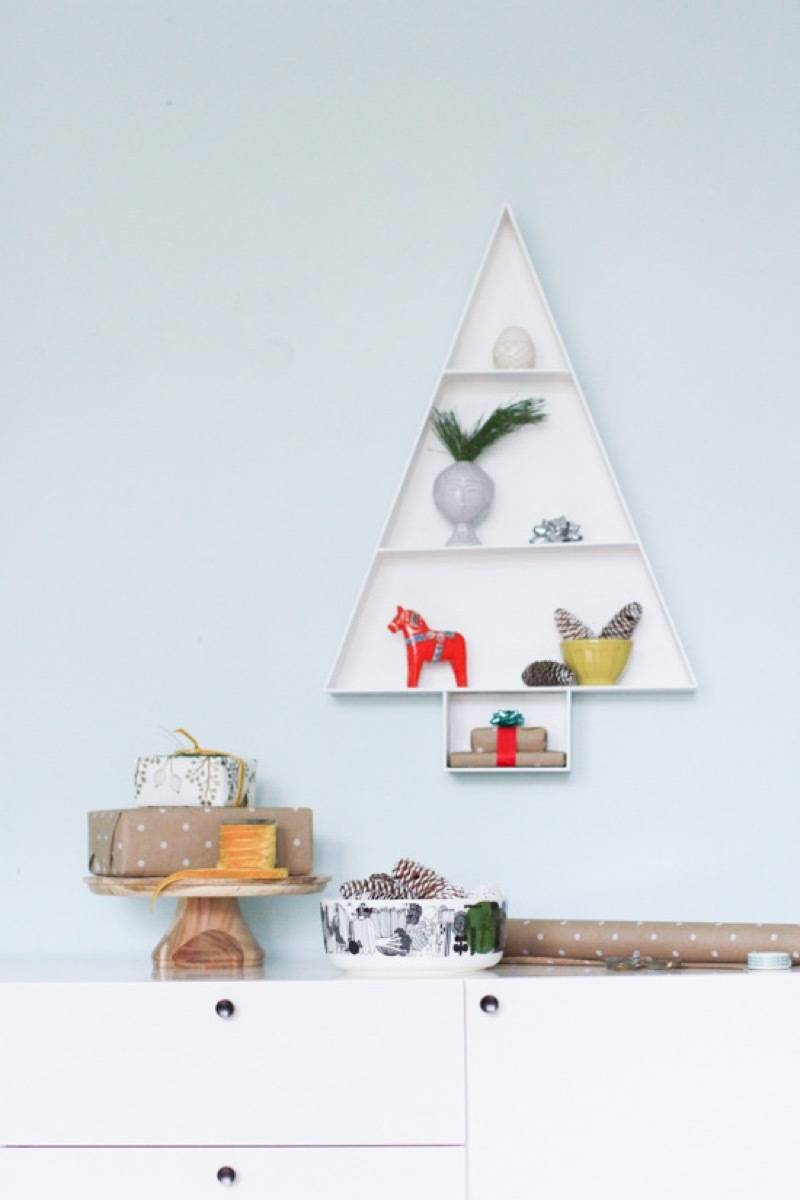 81 Stylish Christmas Decor Ideas You Can DIY | Modern display shelf