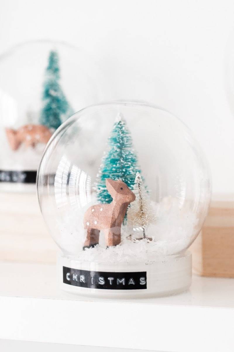 81 Stylish Christmas Decor Ideas You Can DIY | Little snow globes