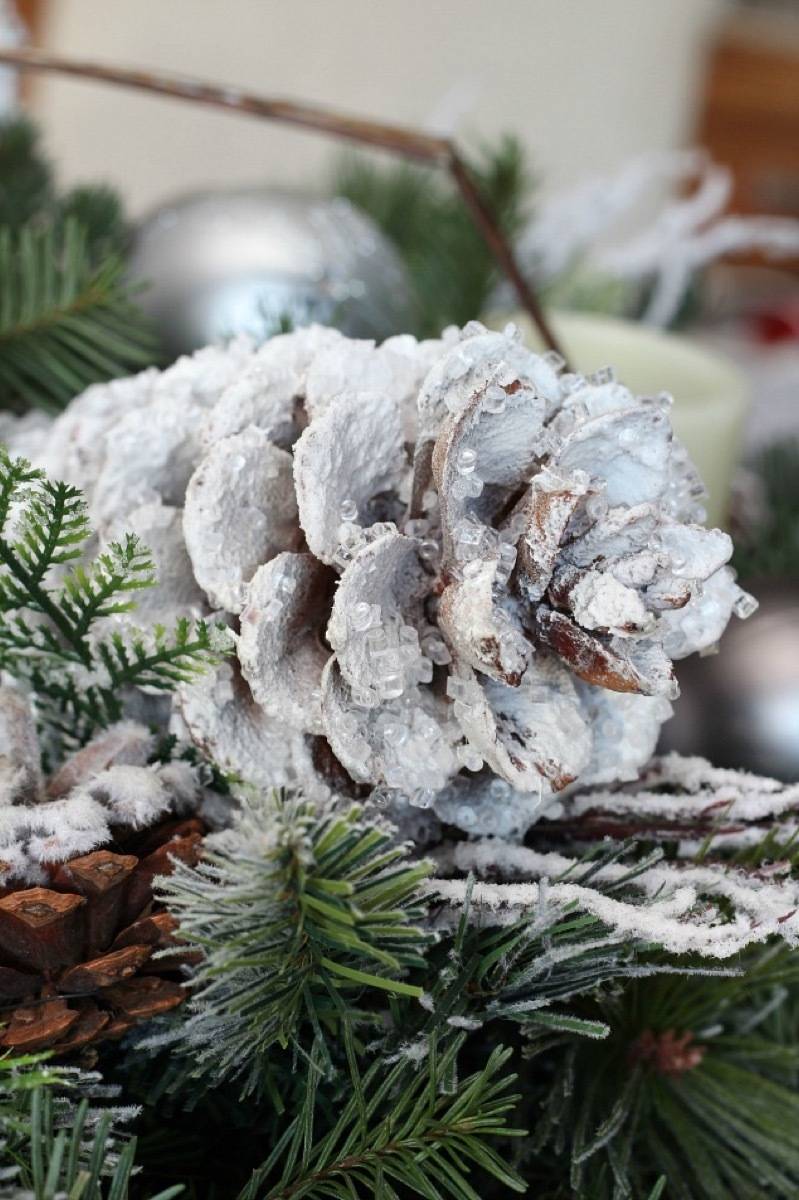 81 Stylish Christmas Decor Ideas You Can DIY | Icicle pinecones