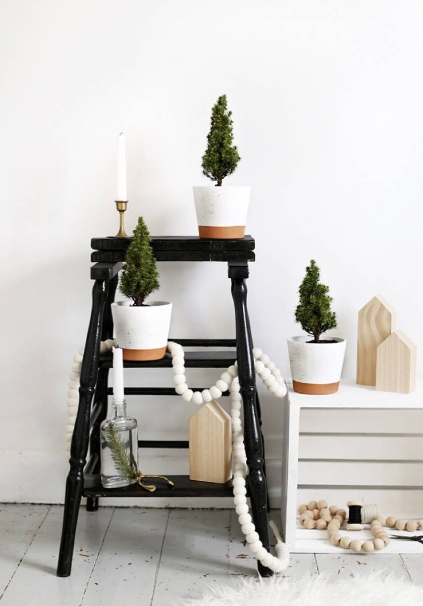 81 Stylish Christmas Decor Ideas You Can DIY | Splatter planters