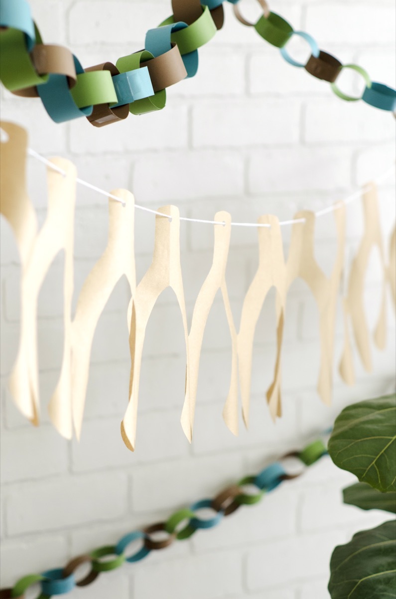 Thanksgiving decoration done on the cheap: Paper Chain Wishbone Garland