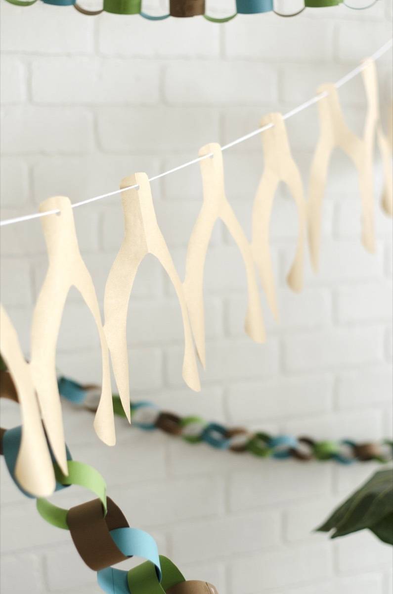 How to make a paper chain garland shaped like wishbones (for Thanksgiving)