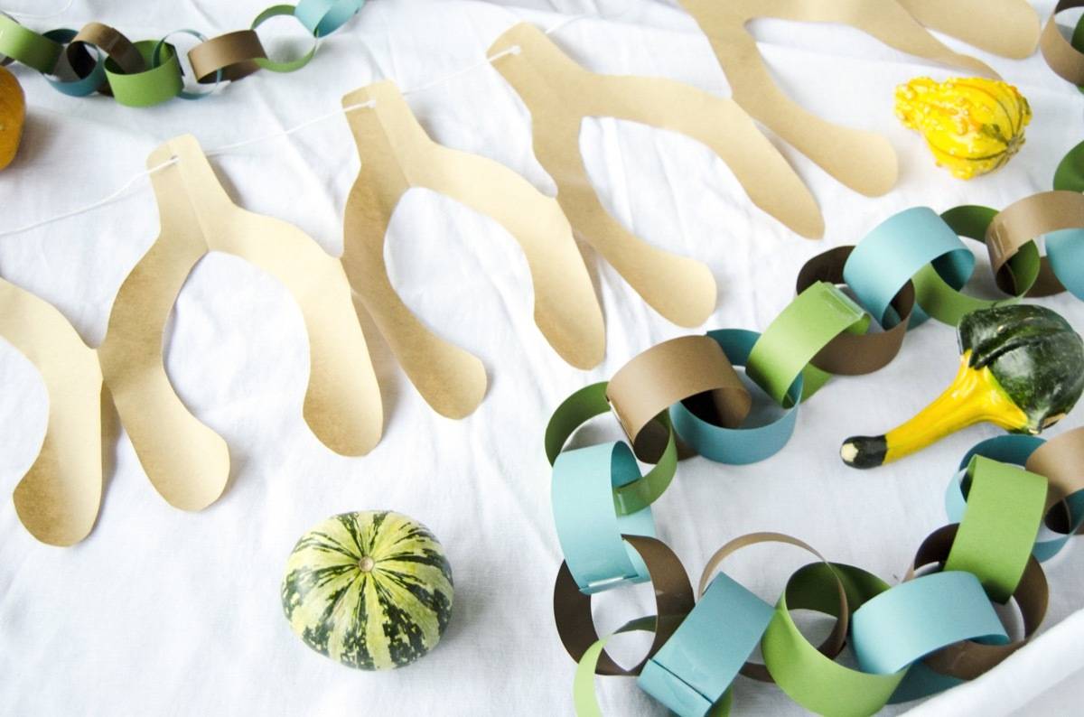 Thanksgiving decoration done on the cheap: Paper Chain Wishbone Garland