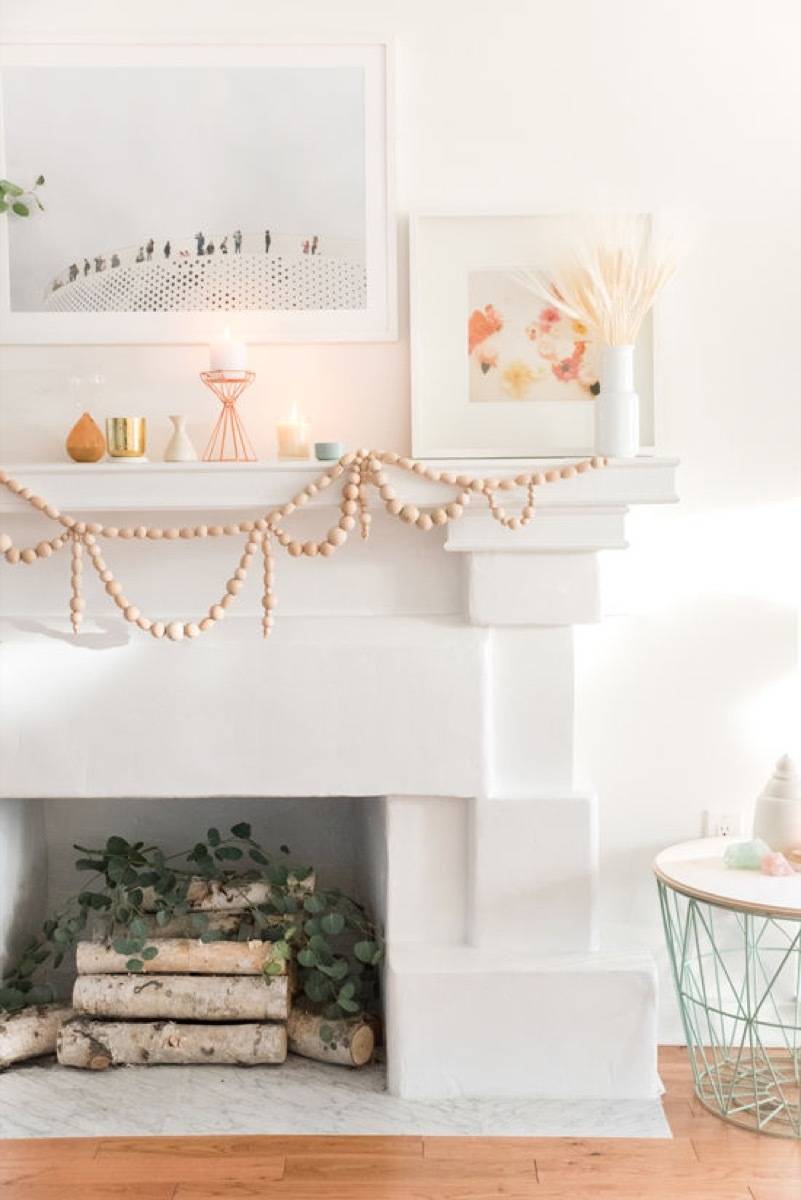 81 Stylish Christmas Decor Ideas You Can DIY | Wood bead garland