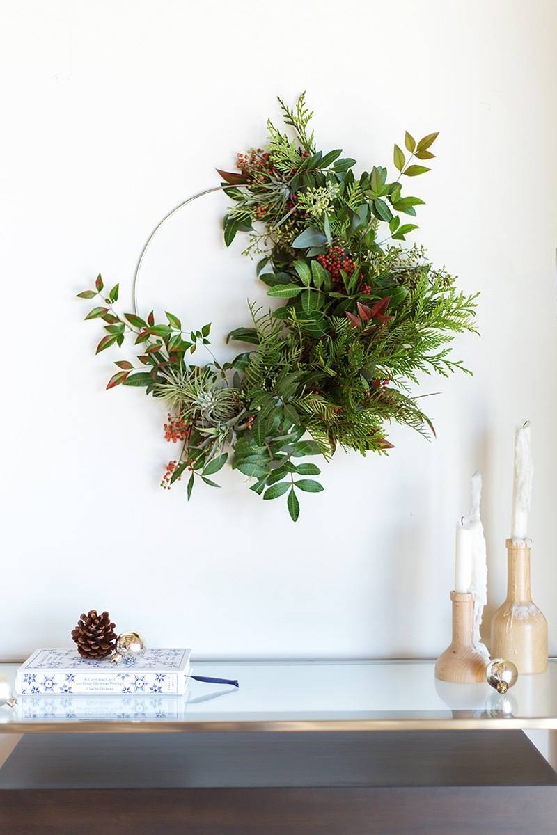 81 Stylish Christmas Decor Ideas You Can DIY | Classic half-circle wreath