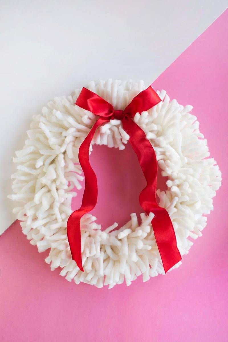 81 Stylish Christmas Decor Ideas You Can DIY | Yarn wreath