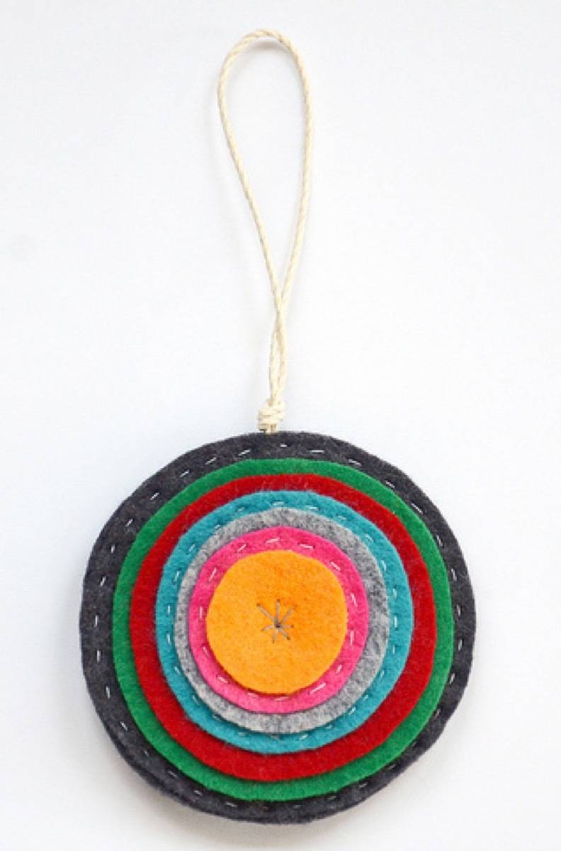 Do it yourself Ornaments | Sewn felt rounds