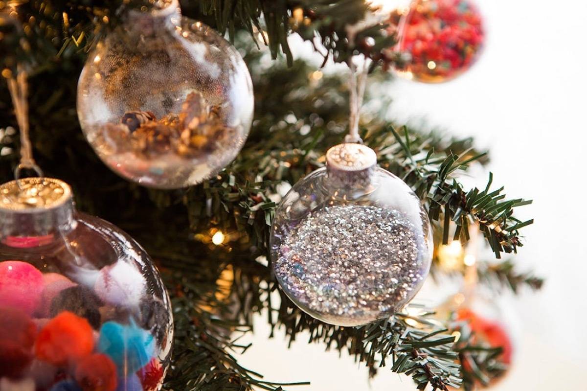 Do-it-yourself Christmas ornaments | Glitter-filled globes