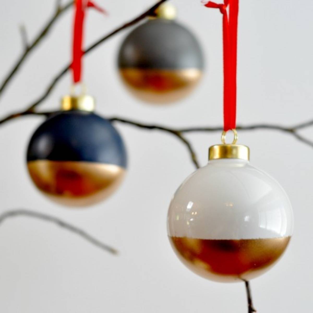 Do it yourself Christmas ornaments | Gold-dipped ornaments