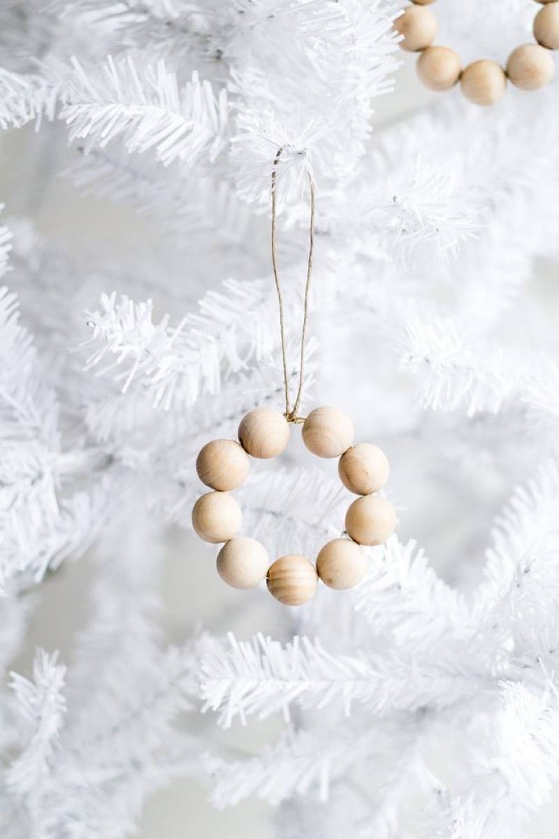 DIY Christmas Ornaments | Wood wreath