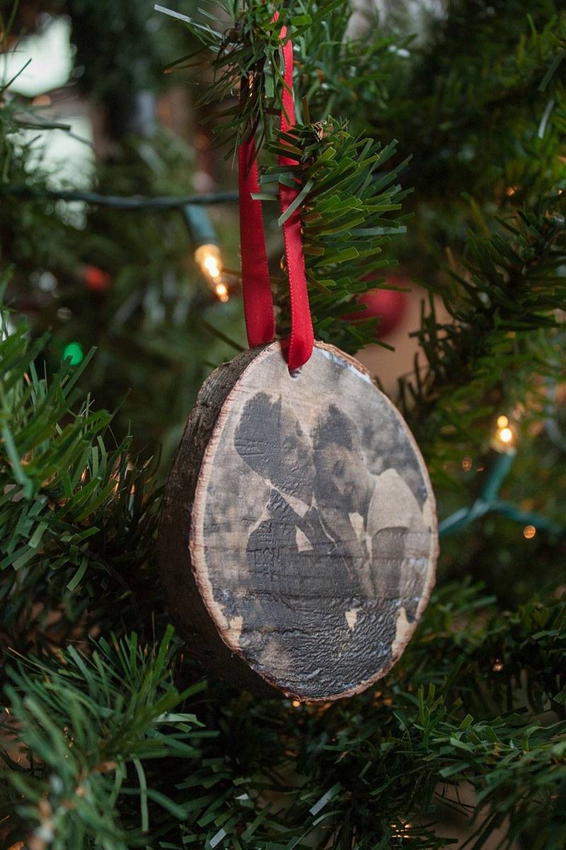 A Mega Roundup of 84 DIY Christmas Ornaments | Photo transfer