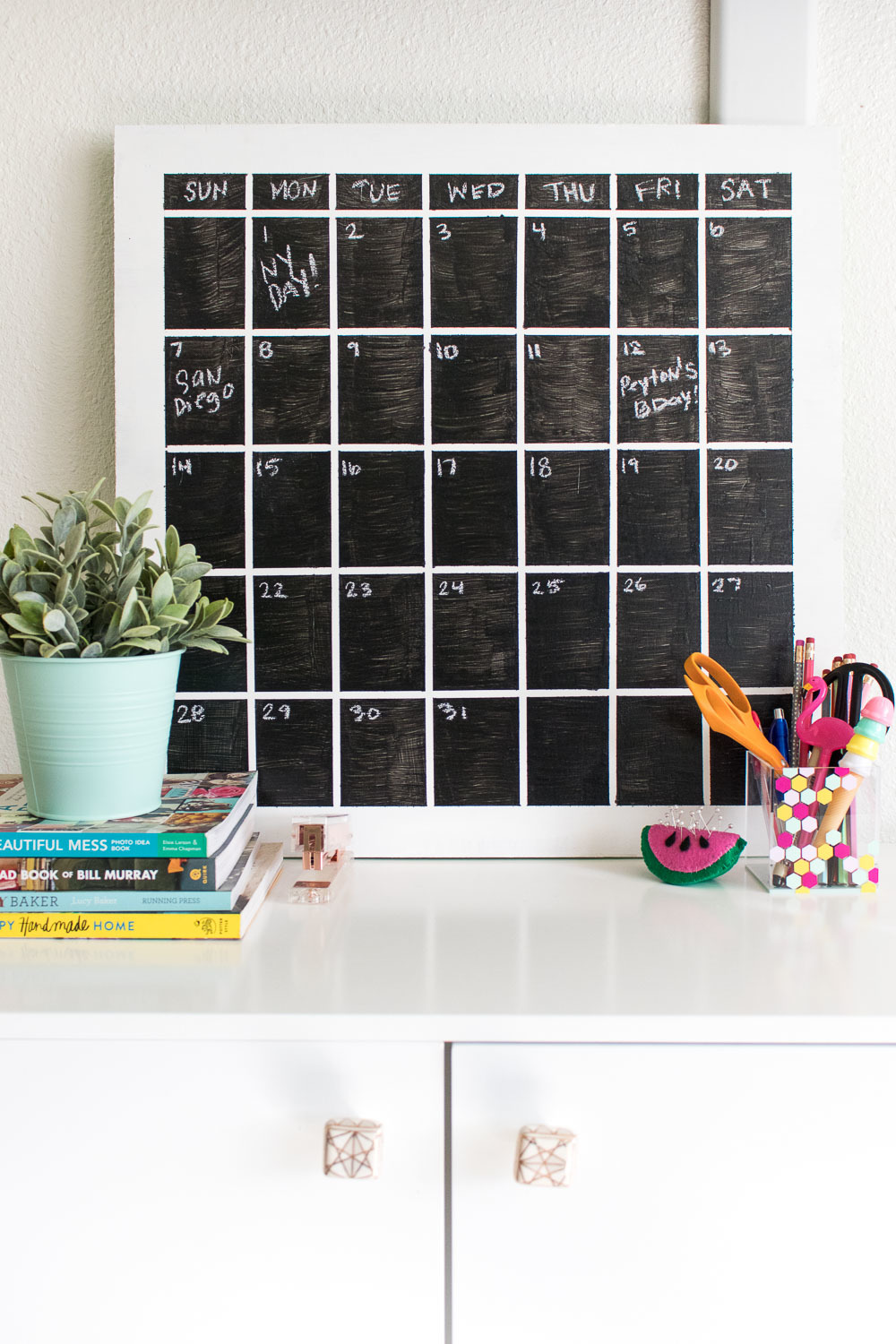 A  kids diy chalkboard calendar