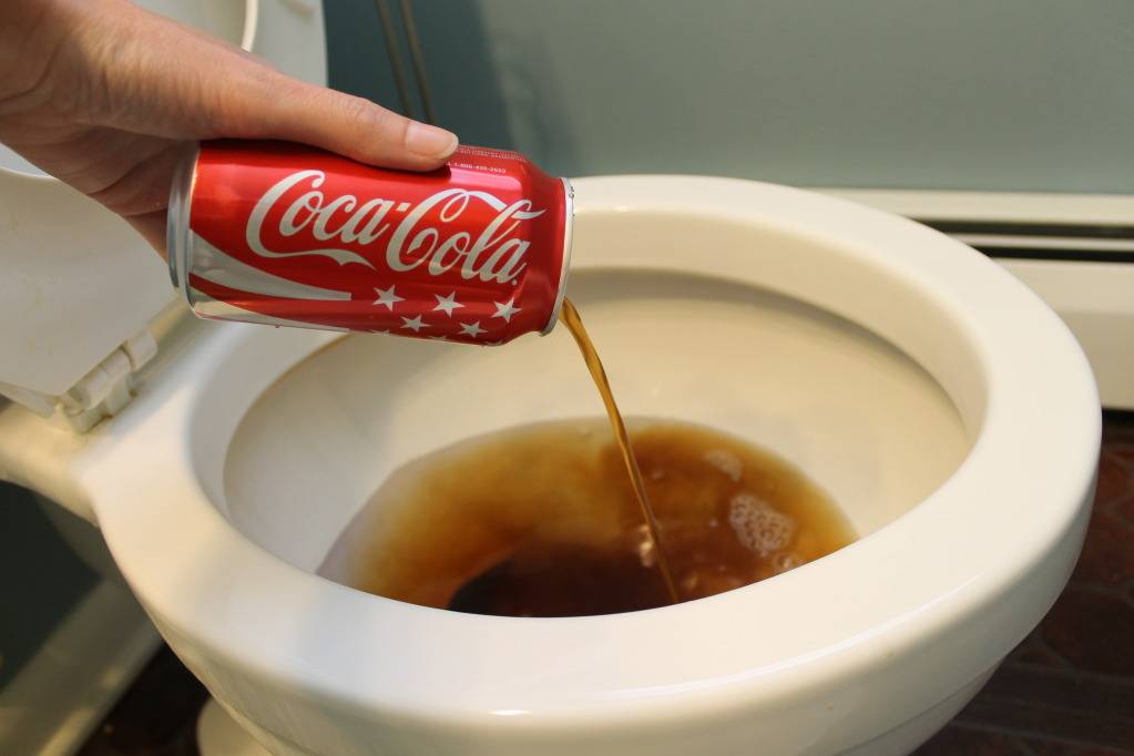 Coca-Cola to clean your toilet bowl! Let it sit, then scrub for a sparkling toilet paper that's free of traditional cleaning chemicals.